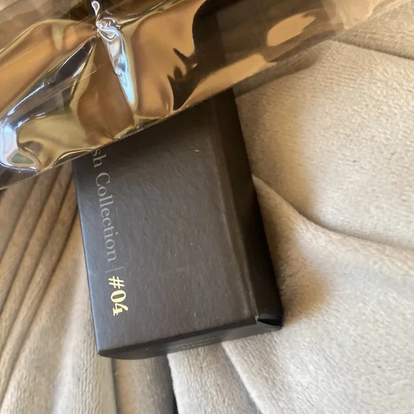 🎀 NEW in Box Classified Brush Collection Foundation Brush #04 - Picture 3 of 6